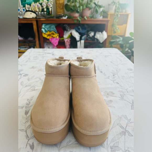NWT UGG Classic Ultra Mini Platform Boots Sand Sz 8 - Picture 3 of 7